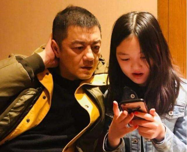 王菲|同样是自己的女儿，为什么王菲只“争”窦靖童，不“抢”李嫣呢？