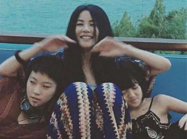 王菲|同样是自己的女儿，为什么王菲只“争”窦靖童，不“抢”李嫣呢？