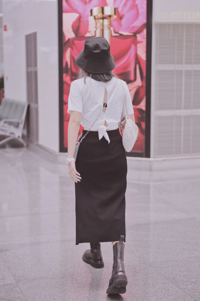 程潇裙子真显瘦,左边"剪一块"露出美腿,走起来摇曳生姿超抢眼