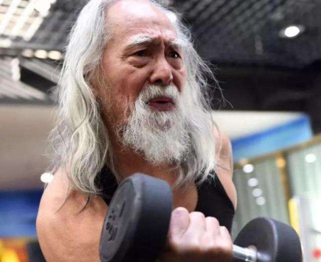 公认"中国最帅老头",80岁还能秀恩爱,座驾比明星还要厉害