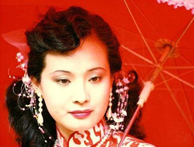 "武则天"张青罕露面,身材发福但贵气十足,已成身价不菲女总裁_腾讯