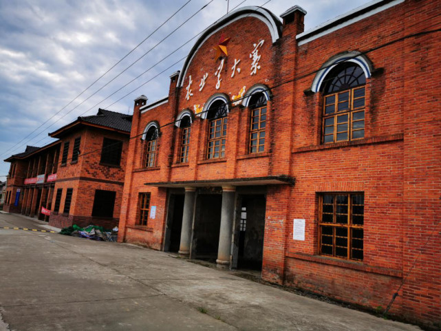 洲上两栋70年代修建的苏式红砖房建筑,目前是是常德市仅存的苏式建筑.