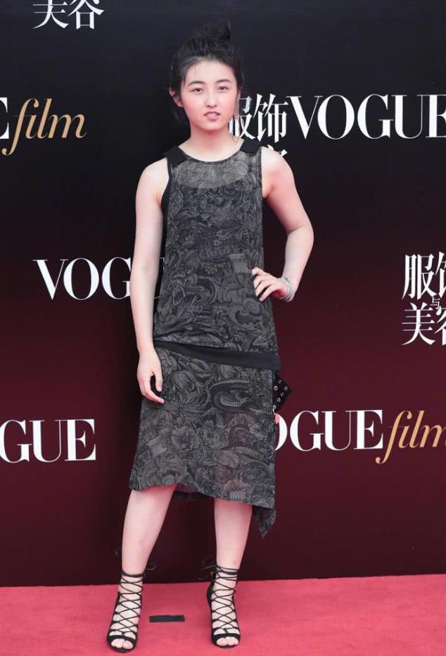 张子枫惨遭翻车无袖大妈裙显老又显胖秒变80后大妈