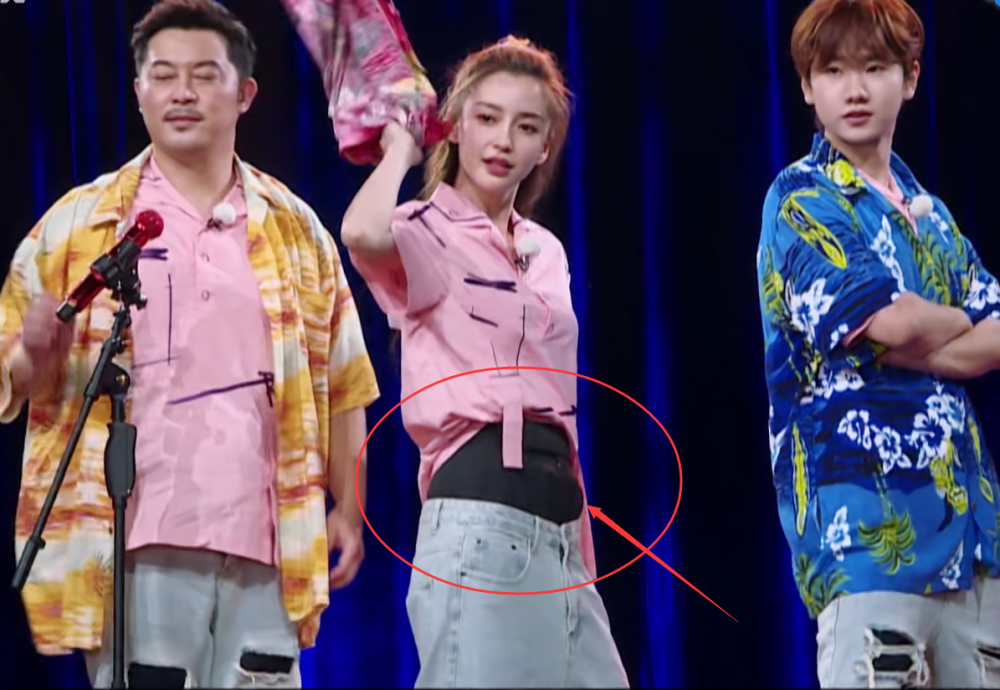 baby一直用手提裤子,镜头特写到她手部动作,这腰围怀疑自己双眼