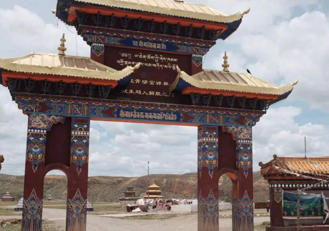 景区简介这个所谓的女儿国位于四川的甘孜藏族自治州的阿察乡,在这里