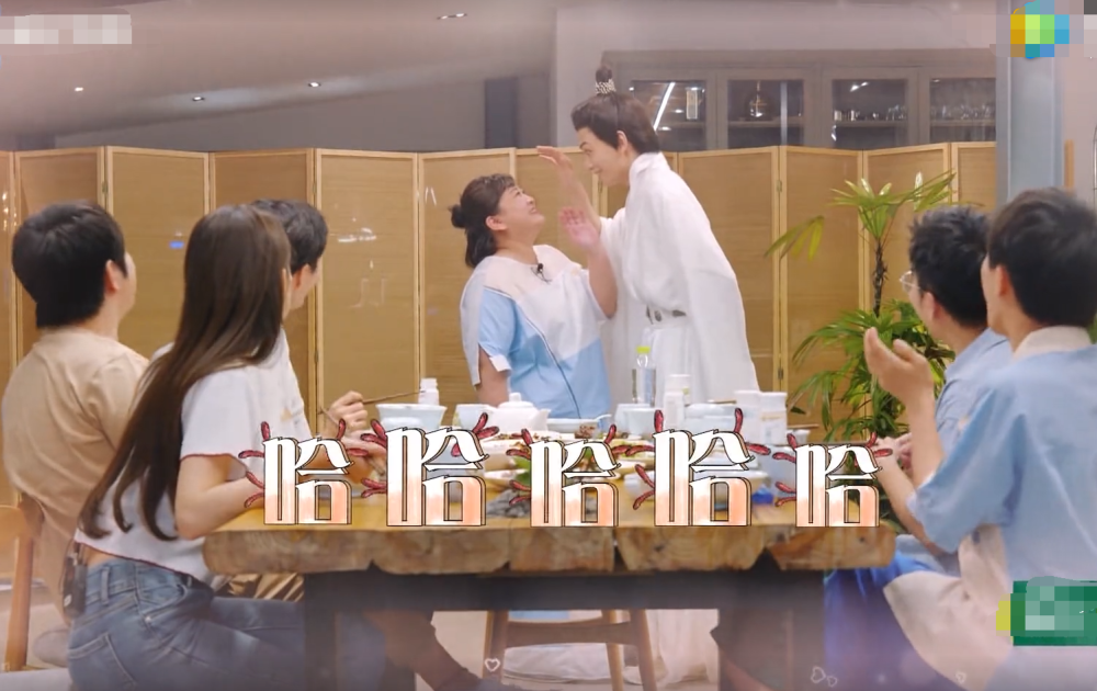贾玲|即兴吻戏，贾玲没打招呼就抬头嘟嘴，谁注意丁禹兮的救场举动？