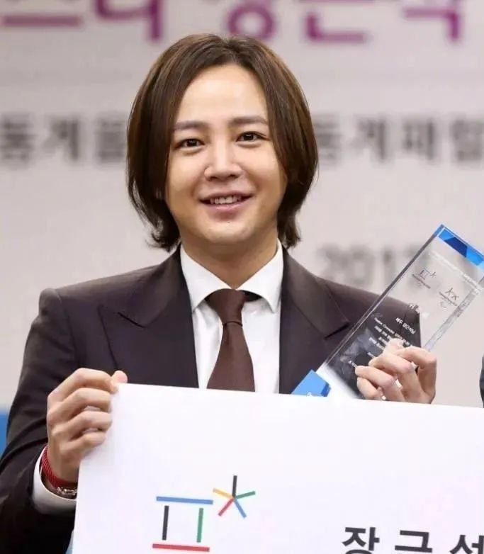 后来因为某些原因 张根硕的事业遭到重击 人气一度下滑 当2017年再次