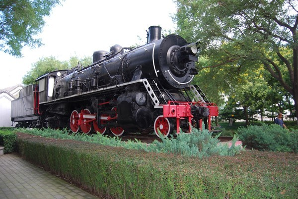 北京又一公园走红停放一火车头成景点不收门票游客争相来看