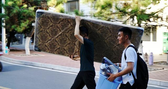 多地相继出现疫情反复 高校九月能开学吗 家长担心不已 腾讯新闻