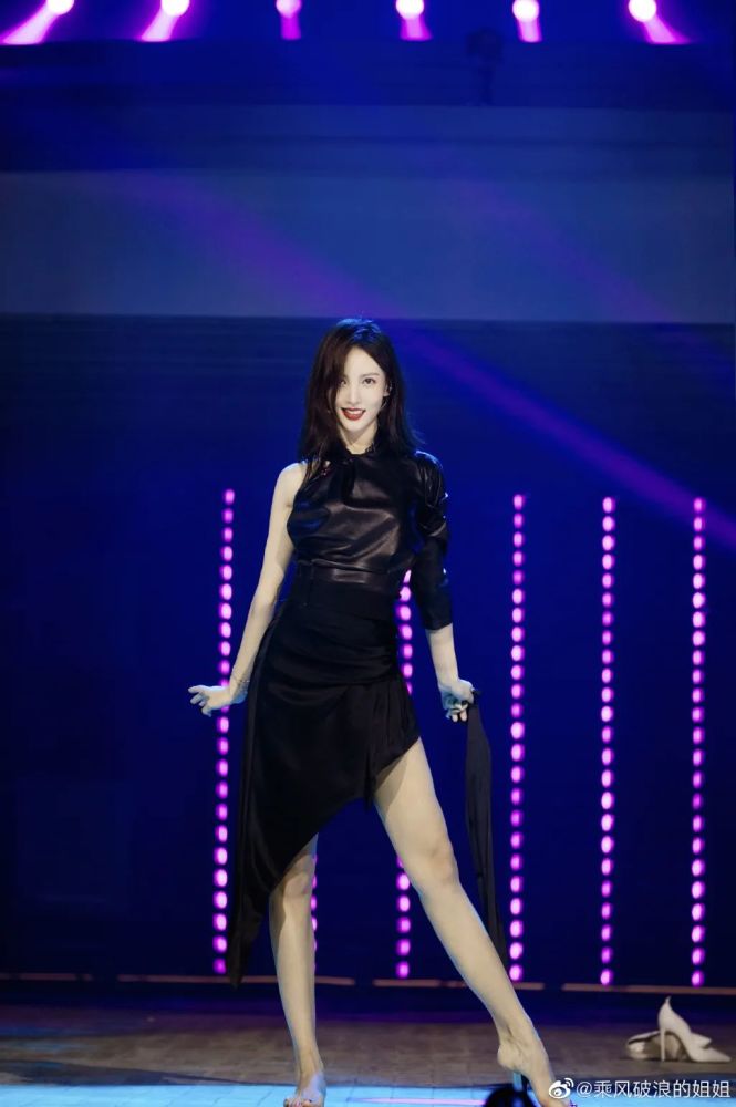 乘风破浪的姐姐|央视点评《乘风破浪的姐姐》，直言对于女明星，这两个字最重要