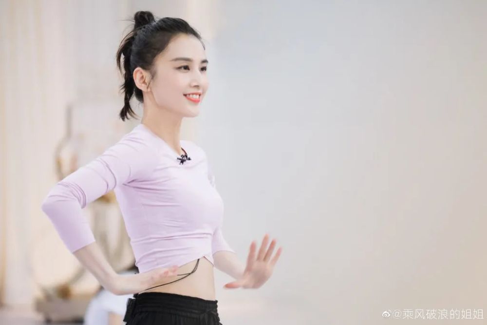 乘风破浪的姐姐|央视点评《乘风破浪的姐姐》，直言对于女明星，这两个字最重要