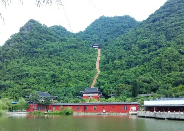 一起爬山吗玉林这些山拍照也很美呀