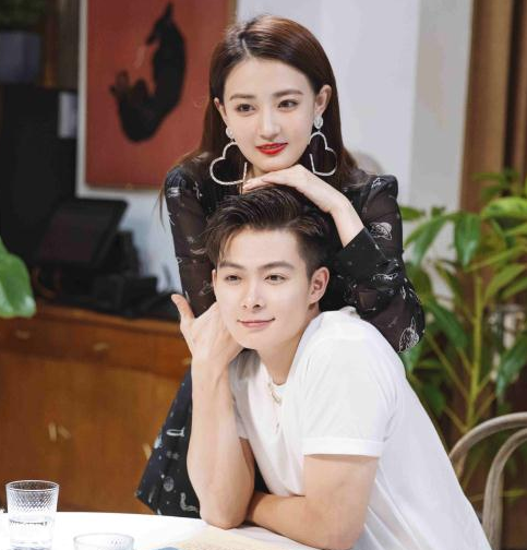 就是他单方面宣布的,如今徐璐在失恋的同时,前男友还要让胡冰卿撕她