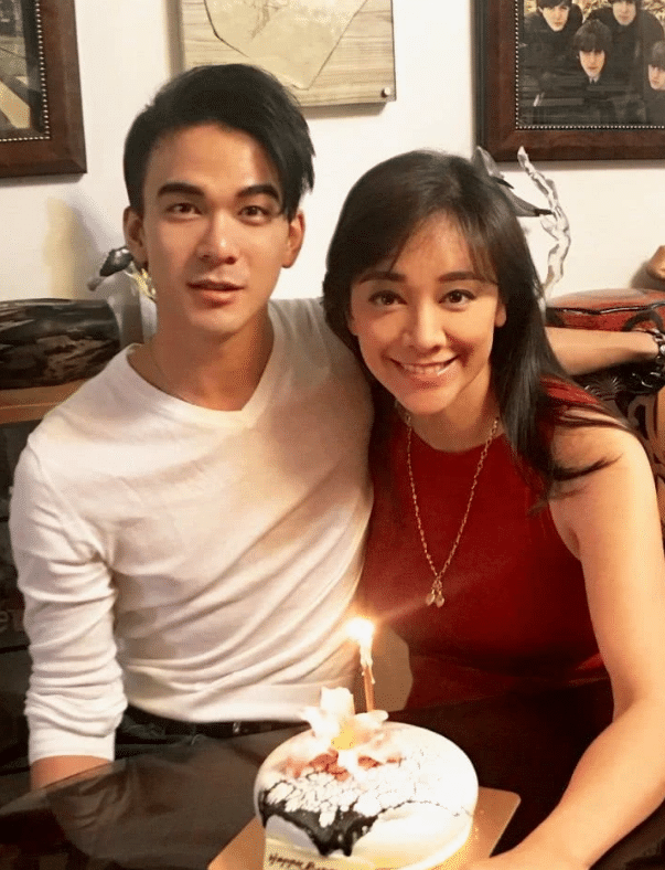 57岁钱小豪与俩儿子合影宛如三兄弟基因太强大