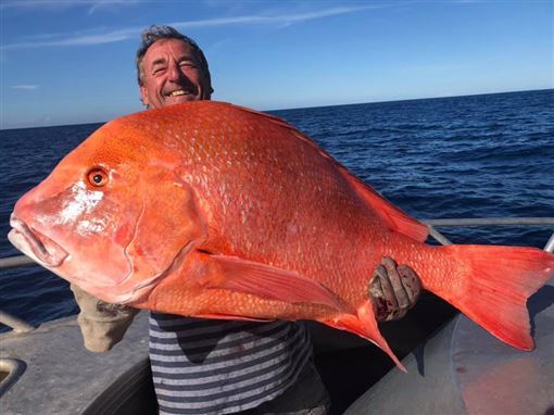 国外男钓到44斤重"单色怪兽鱼",称:舍不得吃!