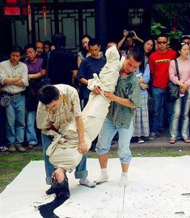 90后才女自创人体书法身体蠕动形似蛆爬这真的是艺术