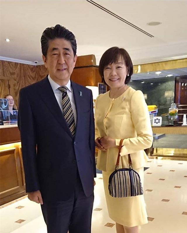 好男人 安倍晋三58岁老婆不生孩子 还爱和婆婆争斗 他却只敢宠着 安倍晋三 搭配 连衣裙 安倍昭惠 衬衫