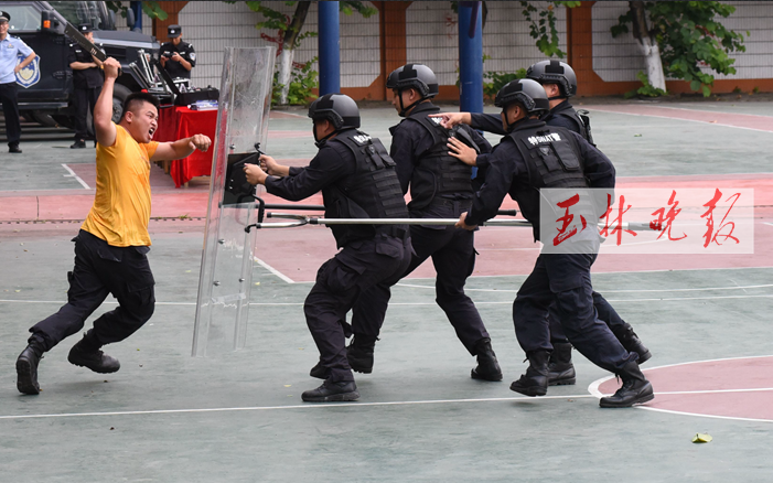 玉林市公安局,玉州公安分局反恐部门,市巡特警支队组织特警队员到玉林
