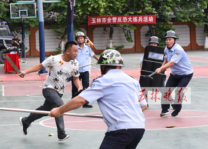 玉林市公安局,玉州公安分局反恐部门,市巡特警支队组织特警队员到玉林