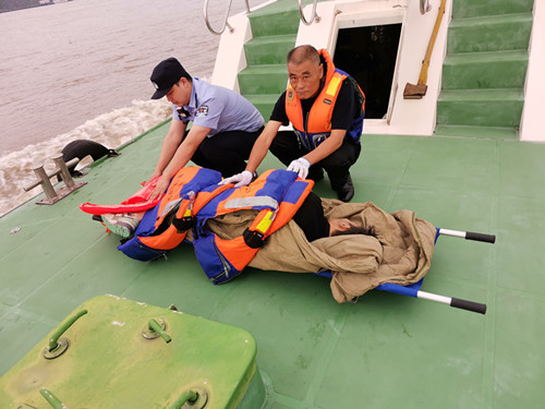 长航公安紧急救援跳江轻生抑郁男子