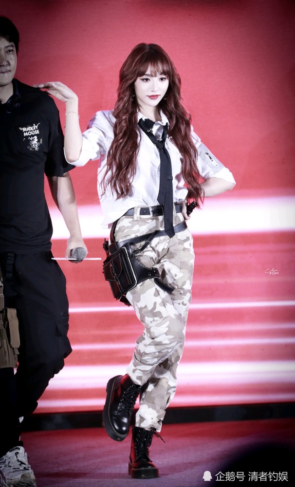 孔雪儿迷彩服高清美照注意一下表情管理的孔雪儿侧颜漂亮迷人