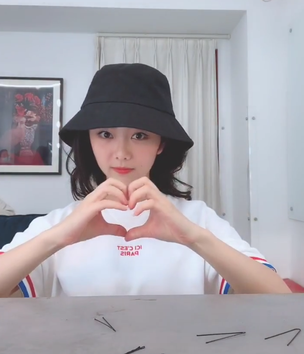 谭松韵边拆头发边比心,看她手忙脚乱的样子,网友:必须抱走!