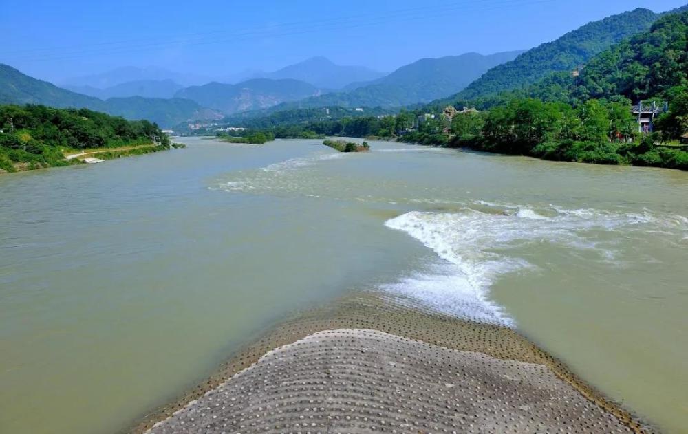 平原,千里岷江,始於都江堰,經過寶瓶口,乾淨,平緩的水向成都奔流而去