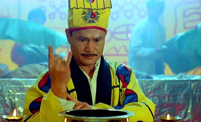 电影里经常会看到身手不凡的道士,身穿道袍,手持桃木剑,掐诀速念"急急