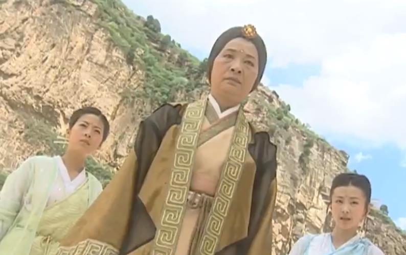 灭绝师太|灭绝师太实力之谜！前后差距判若两人，没了倚天剑却能单挑鹤笔翁