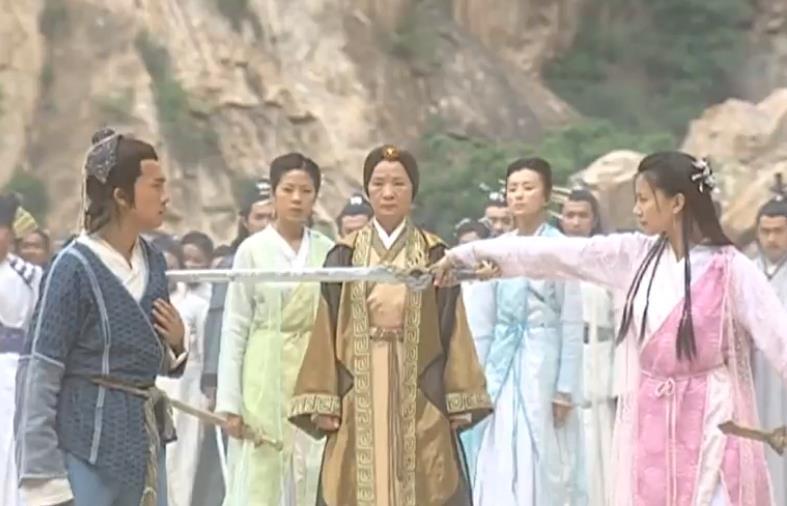 灭绝师太|灭绝师太实力之谜！前后差距判若两人，没了倚天剑却能单挑鹤笔翁