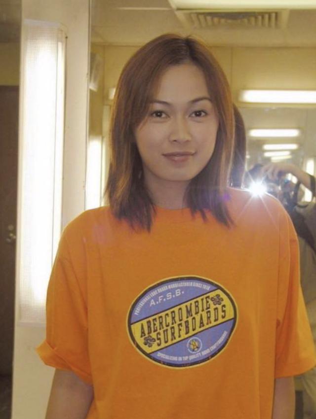 身材略显肥胖,不像女明星,更像是一位中年大妈,但其实姚莹莹在年轻的