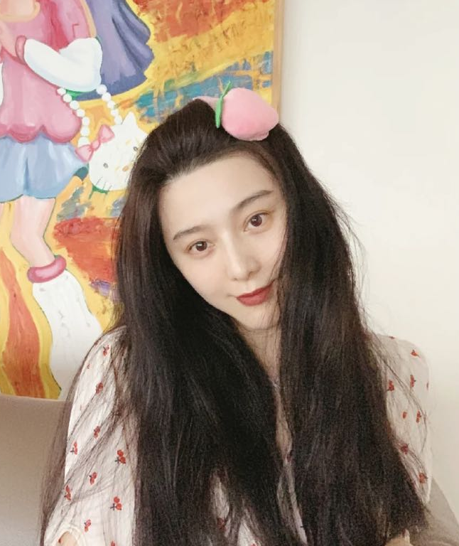 范冰冰|范冰冰最新自拍，戴水蜜桃发卡难掩少女心，无名指戒指再引恋情猜忌