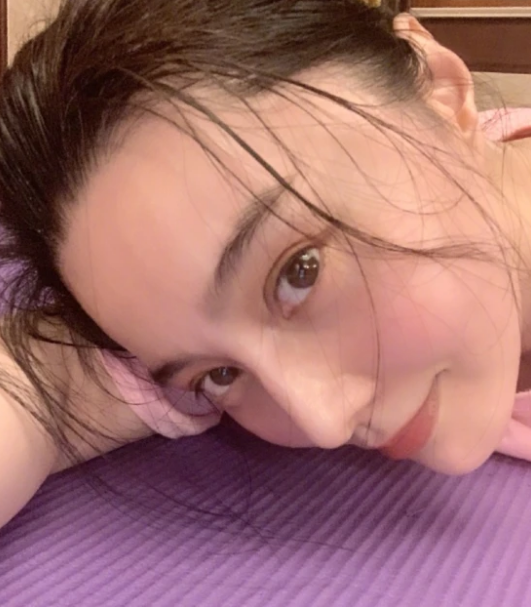 范冰冰|范冰冰最新自拍，戴水蜜桃发卡难掩少女心，无名指戒指再引恋情猜忌