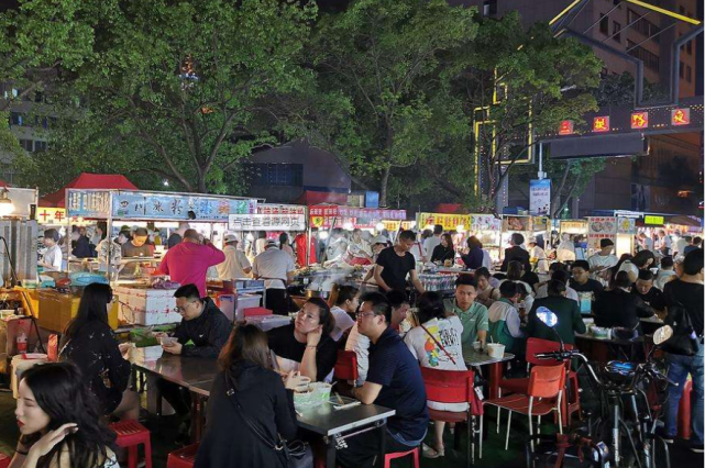 神奇的义乌夜市造就出一批百万富翁许多年轻人想来这搏一把