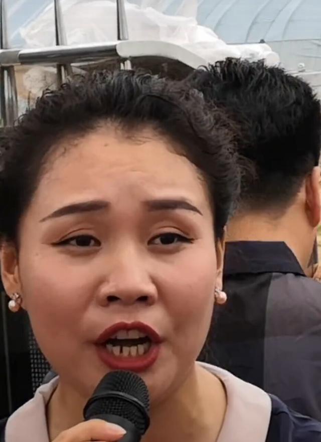 美女粉丝袁庆来大衣哥家乡唱歌人美歌亮,网友:牙齿不好看