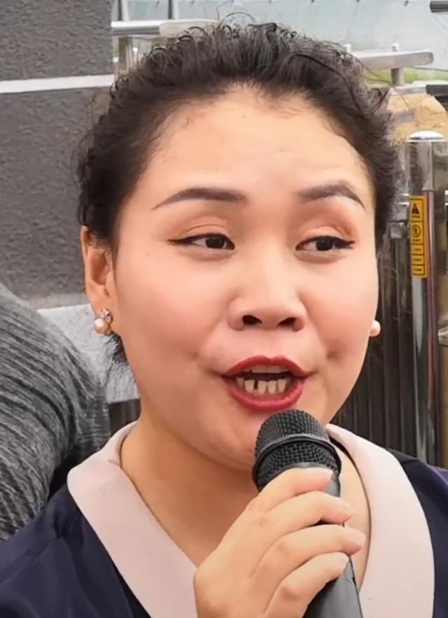 美女粉丝袁庆来大衣哥家乡唱歌人美歌亮,网友:牙齿不好看