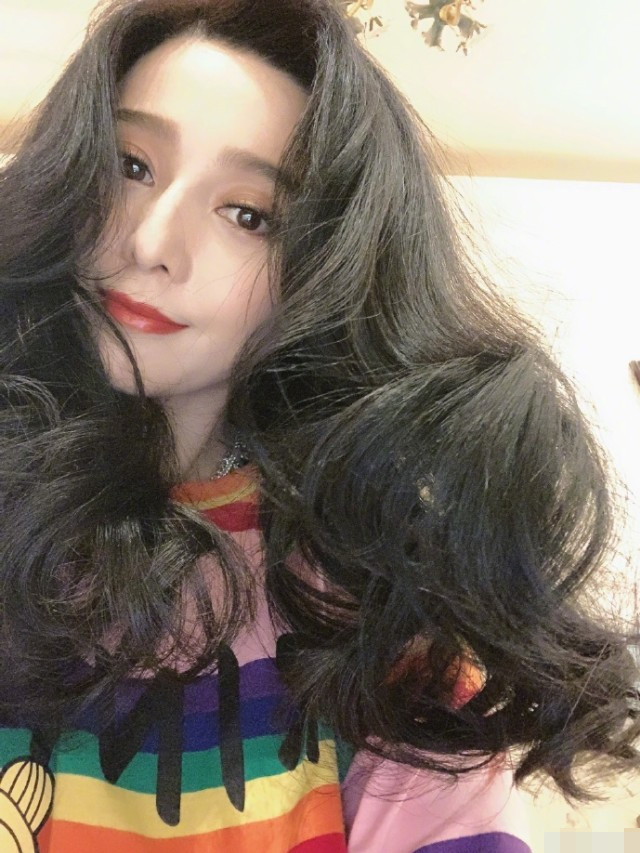 范冰冰|范冰冰最新自拍，戴水蜜桃发卡难掩少女心，无名指戒指再引恋情猜忌