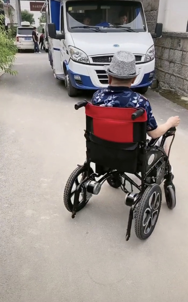潘长江|潘长江被误传离世后首发文：潘叔很好，大家不用担心我