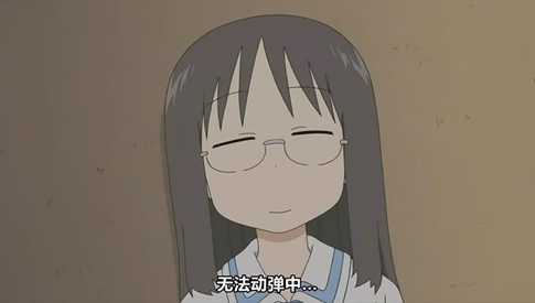 外表沉默安静面无表情,连卖萌都是一本正经.