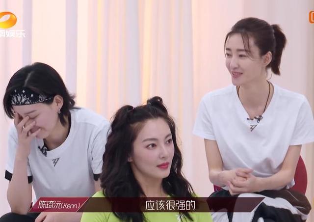 伊能静|王丽坤离开伊能静后变自信，全体导师赞扬，两个静姐人缘差异大