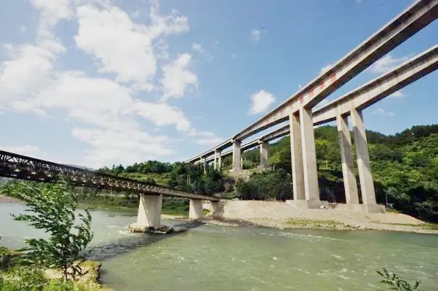 即日起,s62余册高速重安江大桥实现半幅通车