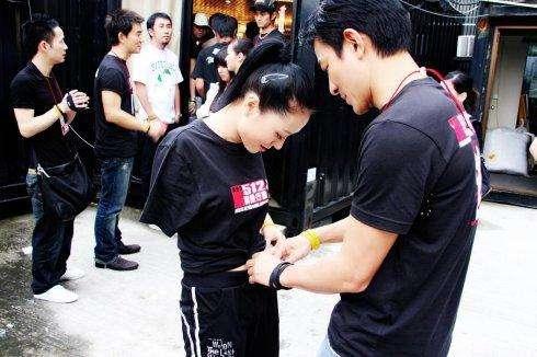 刘德华|在巡回演唱会上，独臂舞蹈演员鞋带散开，刘德华：我来给你系鞋带