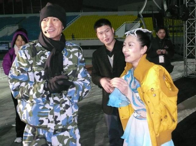 刘德华|在巡回演唱会上，独臂舞蹈演员鞋带散开，刘德华：我来给你系鞋带