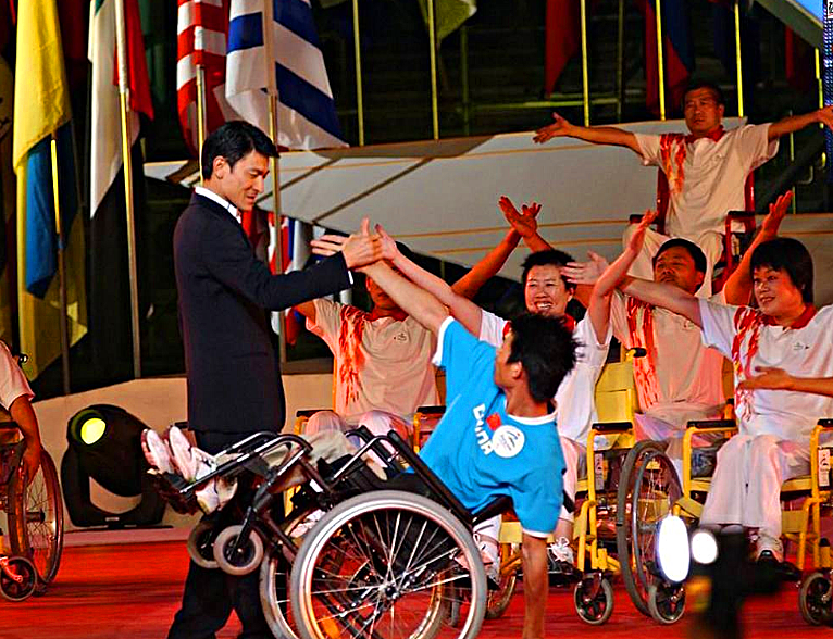 刘德华|在巡回演唱会上，独臂舞蹈演员鞋带散开，刘德华：我来给你系鞋带