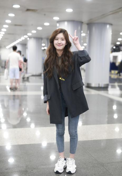 赵露思长相甜美,穿"大码"西装有反差萌,轻松衬出娇小好身材