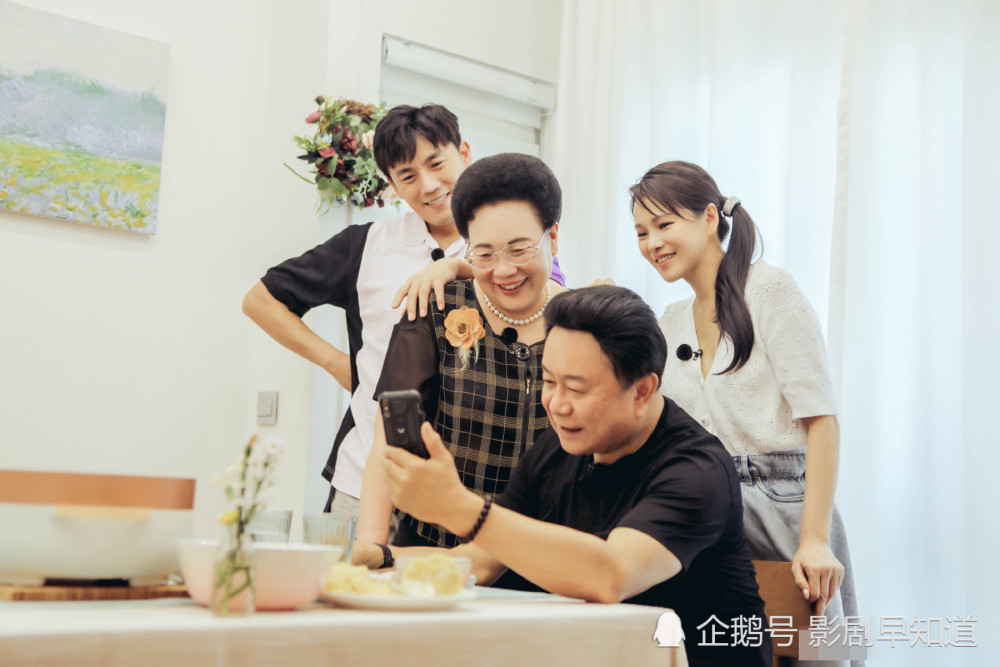 乘风破浪的姐姐|《乘风破浪的姐姐》伊能静说教，黄圣依险些翻白眼，微表情太精彩