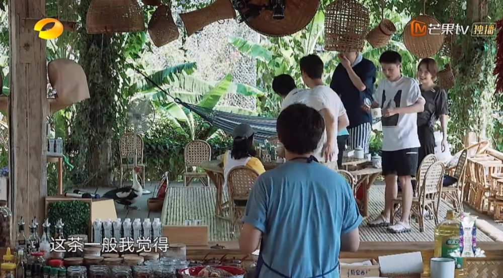 吴昕|《向往4》吴昕曝遭杜华批评，内容被删减，何炅护犊子不怕得罪人