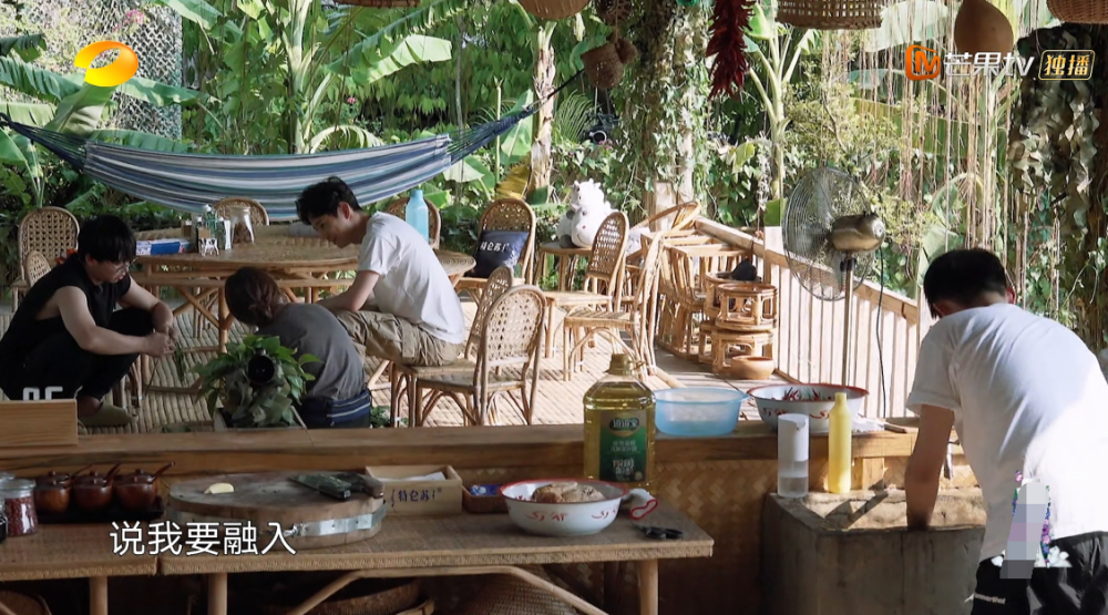 吴昕|《向往4》吴昕曝遭杜华批评，内容被删减，何炅护犊子不怕得罪人