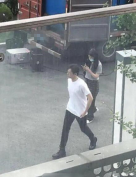 挚爱的|李现客串《挚爱的》路透照曝光，剧迷看后激动大喊：带佟年回来？