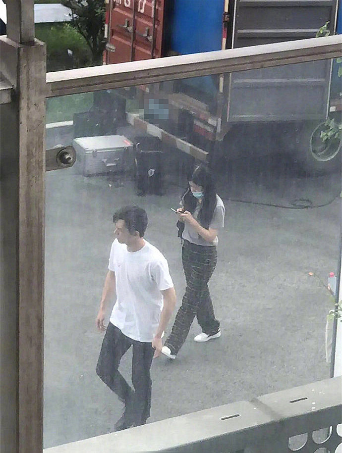 挚爱的|李现客串《挚爱的》路透照曝光，剧迷看后激动大喊：带佟年回来？